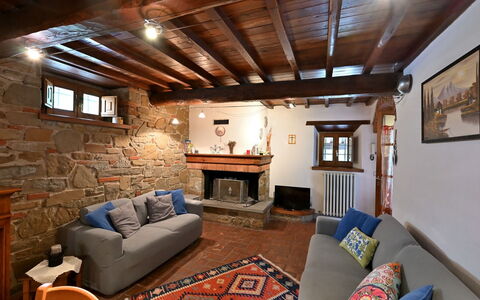 Villa Sette Ponti Levante: Bilderrahmen, Eigentum, Möbel, Couch, Wohnzimmer, Holz, Interior Design, Flooring, Die Architektur, Gebäude