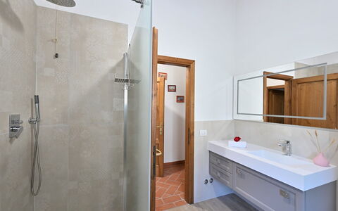 Villa Sette Ponti Levante: Eigentum, Armatur, Gebäude, Cabinetry, Spiegel, Sinken, Badezimmerschrank, Badezimmer, Zapfhahn