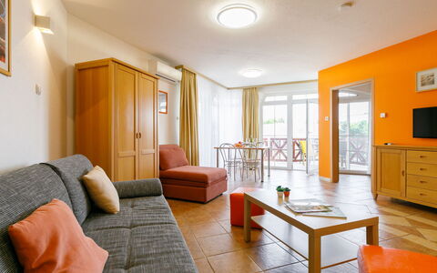 Balatonlelle 101: Möbel, Tabelle, Cabinetry, Holz, Orange, Interior Design, Komfort, Flooring, Fussboden, Gebäude