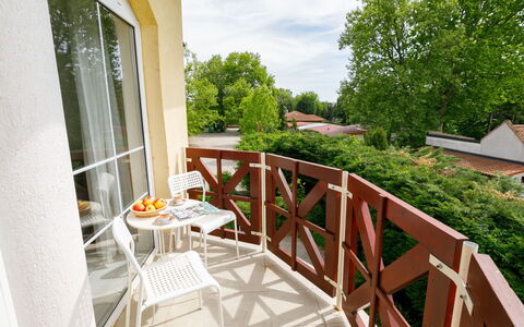 Balatonlelle 101: Gebäude, Pflanze, Stuhl, Holz, Himmel, Baum, Interior Design, Veranda, Blumentopf, Fenster