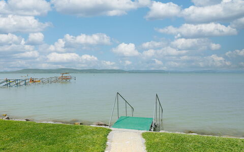 Balatonlelle 101: Wasservorräte, Wolke, Küsten Und Ozeanische Forms, Meer, Bank, Küste, Ozean, Ufer, Reservoir, Klang