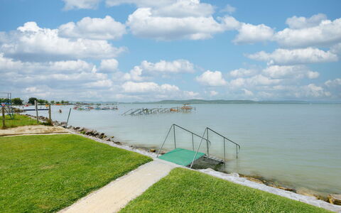 Balatonlelle 101: Himmel, Blau, Gewässer, Wolke, Horizont, Wasserweg, Küsten Und Ozeanische Forms, Küste, Bank, Meer
