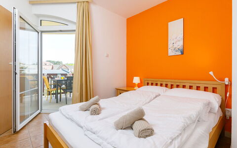 Balatonlelle 101: Möbel, Eigentum, Komfort, Gebäude, Bett, Bettrahmen, Textil, Holz, Orange, Interior Design