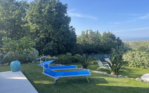 Villa Acquaro, Santa Caterina Dello Ionio, Pool, A: Blau, Schwimmbad, Strauch, Garten, Schatten, Gartenmöbel, Landscaping, Rasen, Resort