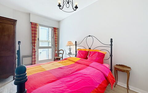 Les Terrasses de Pornic: Möbel, Interior Design, Bett, Schlafzimmer, Flooring, Fussboden, Holz, Bettdecke, Decke, Bedding