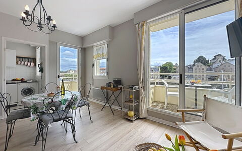Les Terrasses de Pornic: Wohnung, Wohngebiet, Zuhause, Möbel, Eigentumswohnung, Balkon, Stuhl, Schatten, Küche & Esszimmer Tisch, Design