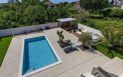Villa Sandro: Pflanze, Eigentum, Himmel, Wasser, Baum, Gebäude, Schwimmbad, Urban Design, Eigentumswohnung, Wohngebiet