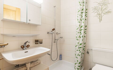 Pavillons a: Armatur, Spiegel, Eigentum, Sinken, Zapfhahn, Pflanze, Badezimmer, Bad Sink, Duschkopf, Interior Design