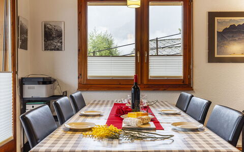 Pavillons a: Tabelle, Möbel, Eigentum, Bilderrahmen, Geschirr, Fenster, Essen, Holz, Textil, Interior Design