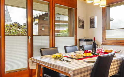 Pavillons a: Tabelle, Möbel, Eigentum, Fenster, Geschirr, Holz, Interior Design, Stuhl, Essen