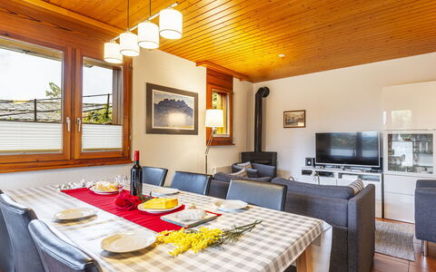 Pavillons a: Möbel, Tabelle, Eigentum, Fenster, Interior Design, Holz, Bilderrahmen, Fussboden, Stuhl, Tischdecke