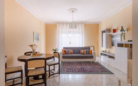 Maison Loreto: Tabelle, Eigentum, Möbel, Stuhl, Bilderrahmen, Zimmerpflanze, Holz, Interior Design, Couch, Flooring