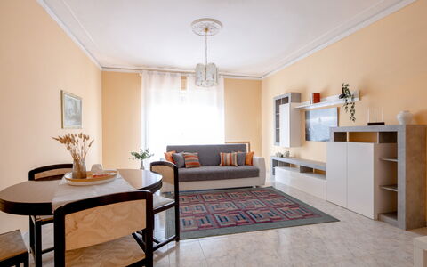 Maison Loreto: Möbel, Zimmerpflanze, Bilderrahmen, Fenster, Holz, Tabelle, Interior Design, Wohnzimmer, Fussboden, Flooring