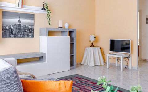 Maison Loreto: Gebäude, Tabelle, Eigentum, Möbel, Interior Design, Holz, Komfort, Computertisch, Haus, Orange