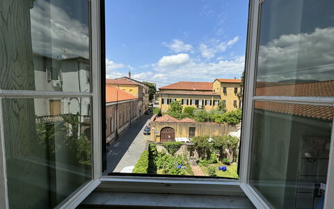 Piazza S. Romano: Wolke, Himmel, Eigentum, Gebäude, Interior Design, Die Architektur, Schatten, Materialeigenschaft, Grundeigentum