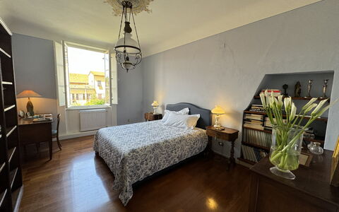 Piazza S. Romano: Möbel, Pflanze, Fenster, Komfort, Tabelle, Gebäude, Holz, Interior Design, Zimmerpflanze, Schatten