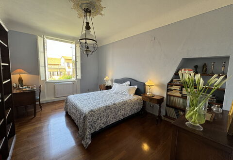 Piazza S. Romano: Möbel, Pflanze, Fenster, Komfort, Tabelle, Gebäude, Holz, Interior Design, Zimmerpflanze, Schatten