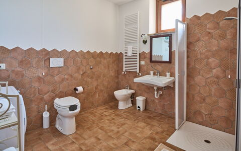 Villa Conte Jacopo: Armatur, Spiegel, Sinken, Gebäude, Toilette, Badezimmer, Bad Sink, Toilleten Sitz, Zapfhahn, Interior Design