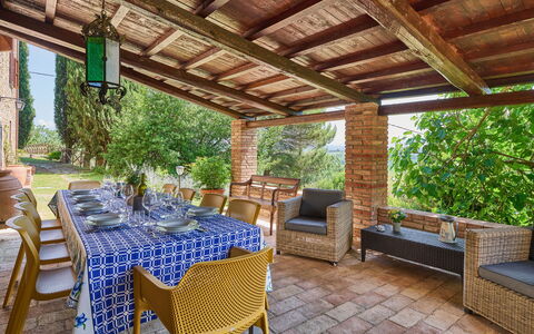 Villa Conte Jacopo: Möbel, Eigentum, Pflanze, Stuhl, Holz, Beleuchtung, Tabelle, Interior Design, Gartenmöbel, Schatten
