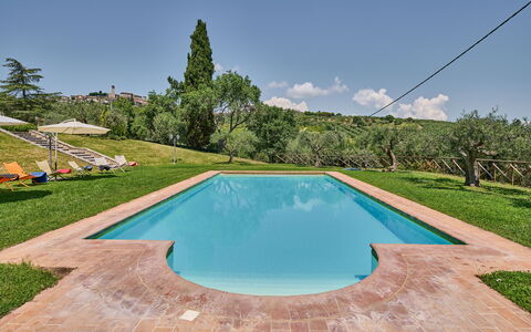 Villa Conte Jacopo: Himmel, Wasser, Eigentum, Wolke, Schwimmbad, Azurblau, Pflanze, Baum, Gewässer, Schatten