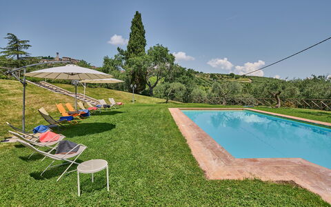 Villa Conte Jacopo: Himmel, Wasser, Wolke, Schwimmbad, Baum, Pflanze, Gartenmöbel, Schatten, Grundstueck, Gras