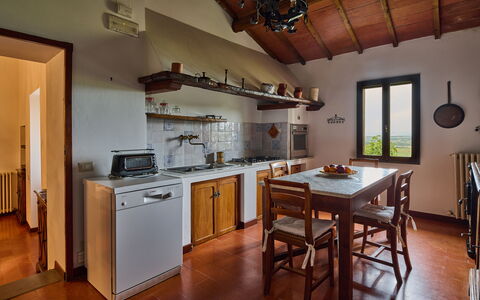 Villa Conte Jacopo: Cabinetry, Möbel, Countertop, Gebäude, Küche, Küchengerät, Holz, Tabelle, Herd, Beleuchtung