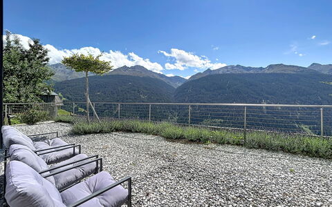 Skyline Retreat: Gebirge, Bergstation, Grat, Senke, Alpen, Balkon, Zaun, Massiv, Geländer, Gipfel