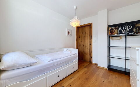 Skyline Retreat: Möbel, Bett, Interior Design, Schlafzimmer, Wand, Fussboden, Flooring, Holz, Zimmer, Decke