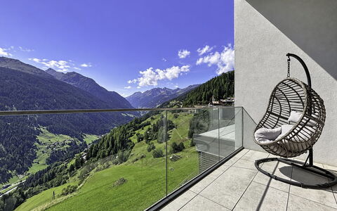 Skyline Retreat: Gebirge, Stuhl, Balkon, Holzboden, Grat, Alpen, Eco Hotel, Penthouse, Wohnzimmer