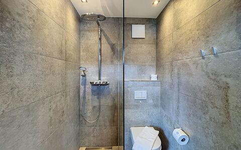 Skyline Retreat: Wand, Flooring, Armatur, Fussboden, Duschkopf, Badezimmer, Installation, Decke, Dusche, Fliese