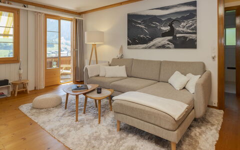 Chalet Anita: Möbel, Holz, Interior Design, Couch, Flooring, Wohnzimmer, Fussboden, Wohnung, Zuhause, Zimmer