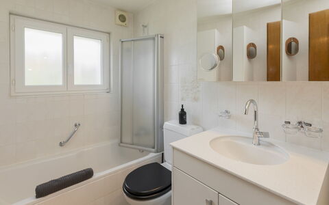 Chalet Anita: Badezimmer, Interior Design, Armatur, Flooring, Bad Sink, Wand, Fussboden, Sinken, Badezimmerschrank, Zapfhahn
