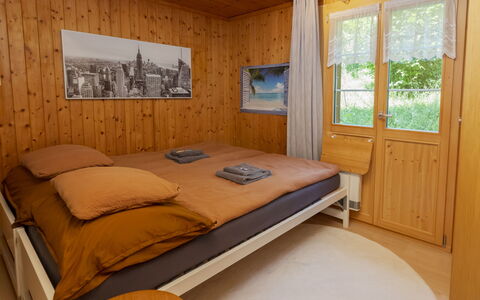 Chalet Anita: Schlafzimmer, Holz, Interior Design, Bett, Fussboden, Flooring, Möbel, Bettdecke, Zimmer, Bedding