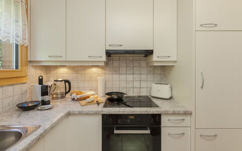Chalet Anita: Küche, Countertop, Küchengerät, Cabinetry, Major Appliance, Interior Design, Möbel, Holz, Spüle, Flooring