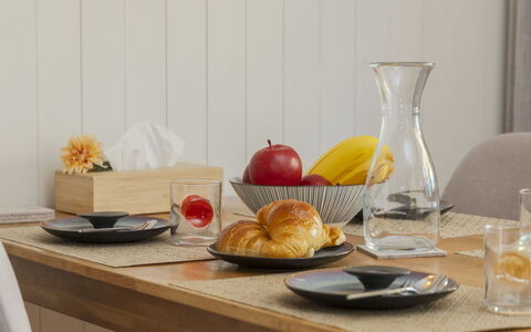 Chalet Anita: Essen, Geschirr, Möbel, Tabelle, Servierware, Obst, Zutat, Dishware, Teller