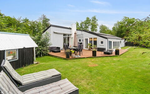 Maritha - 400M from the Sea: Zuhause, Haus, Dach, Grundstueck, Hütte, Estate, Rasen, Garten, Schatten, Bauernhaus