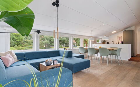 Maritha - 400M from the Sea: Möbel, Interior Design, Flooring, Fussboden, Couch, Holz, Decke, Wohnzimmer, Holzboden, Zimmer