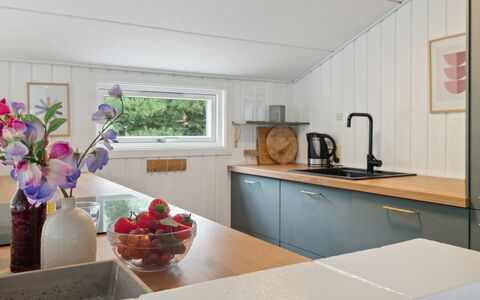 Maritha - 400M from the Sea: Countertop, Flooring, Interior Design, Küche, Holz, Fussboden, Decke, Möbel, Cabinetry, Armatur