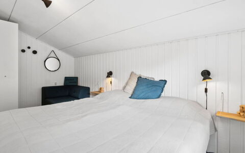 Maritha - 400M from the Sea: Holz, Schlafzimmer, Interior Design, Flooring, Fussboden, Bett, Decke, Bettdecke, Bedding, Linens