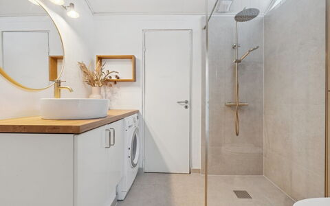 Maritha - 400M from the Sea: Flooring, Interior Design, Armatur, Wand, Fussboden, Badezimmer, Decke, Zapfhahn, Light Fixture, Badezimmerschrank