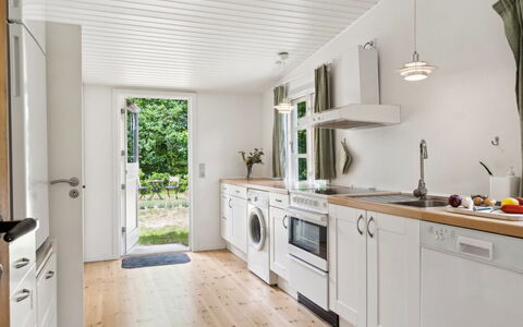 Heidl - 1.3Km to the Fjord: Flooring, Holz, Küche, Fussboden, Interior Design, Countertop, Möbel, Holzboden, Küchengerät, Decke