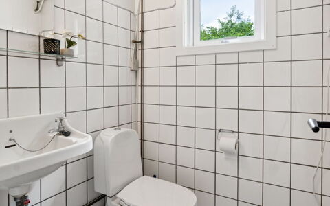 Heidl - 1.3Km to the Fjord: Toilleten Sitz, Armatur, Wand, Badezimmer, Toilette, Flooring, Fussboden, Installation, Sinken, Verbundwerkstoff