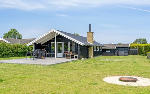 Guthmund - 400M from the Sea: Möbel, Interior Design, Flooring, Fussboden, Decke, Zimmer, Stuhl, Tabelle, Wohnung, Küche & Esszimmer Tisch