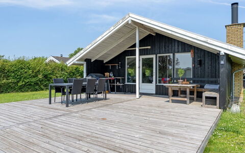 Guthmund - 400M from the Sea: Möbel, Interior Design, Flooring, Fussboden, Decke, Zimmer, Stuhl, Tabelle, Wohnung, Küche & Esszimmer Tisch