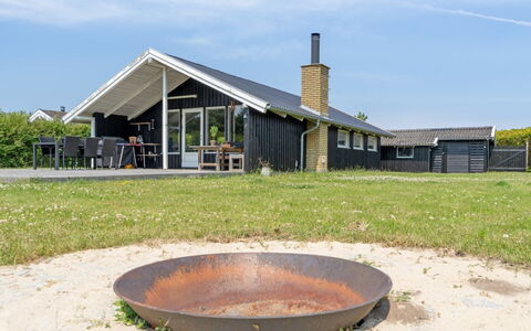 Guthmund - 400M from the Sea: Möbel, Interior Design, Flooring, Fussboden, Decke, Zimmer, Stuhl, Tabelle, Wohnung, Küche & Esszimmer Tisch