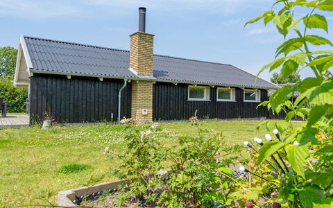 Guthmund - 400M from the Sea: Möbel, Interior Design, Flooring, Fussboden, Decke, Zimmer, Stuhl, Tabelle, Wohnung, Küche & Esszimmer Tisch
