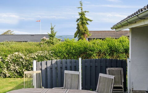 Gudrun - 250M from the Sea: Möbel, Interior Design, Flooring, Fussboden, Decke, Zimmer, Stuhl, Tabelle, Wohnung, Küche & Esszimmer Tisch