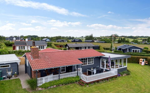 Diddi - 170M from the Sea: Holz, Zuhause, Veranda, Deck, Hartholz, Dach, Holzbeize, Holzboden, Eco Hotel