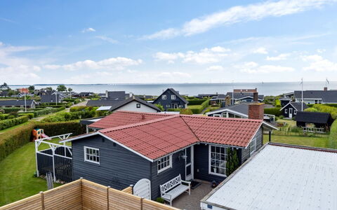 Diddi - 170M from the Sea: Holz, Zuhause, Veranda, Deck, Hartholz, Dach, Holzbeize, Holzboden, Eco Hotel