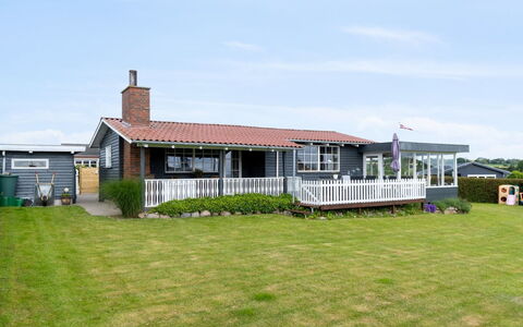 Diddi - 170M from the Sea: Holz, Zuhause, Veranda, Deck, Hartholz, Dach, Holzbeize, Holzboden, Eco Hotel